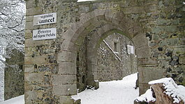 Eine Burgruine im Winter Eine Burgruine im Winter